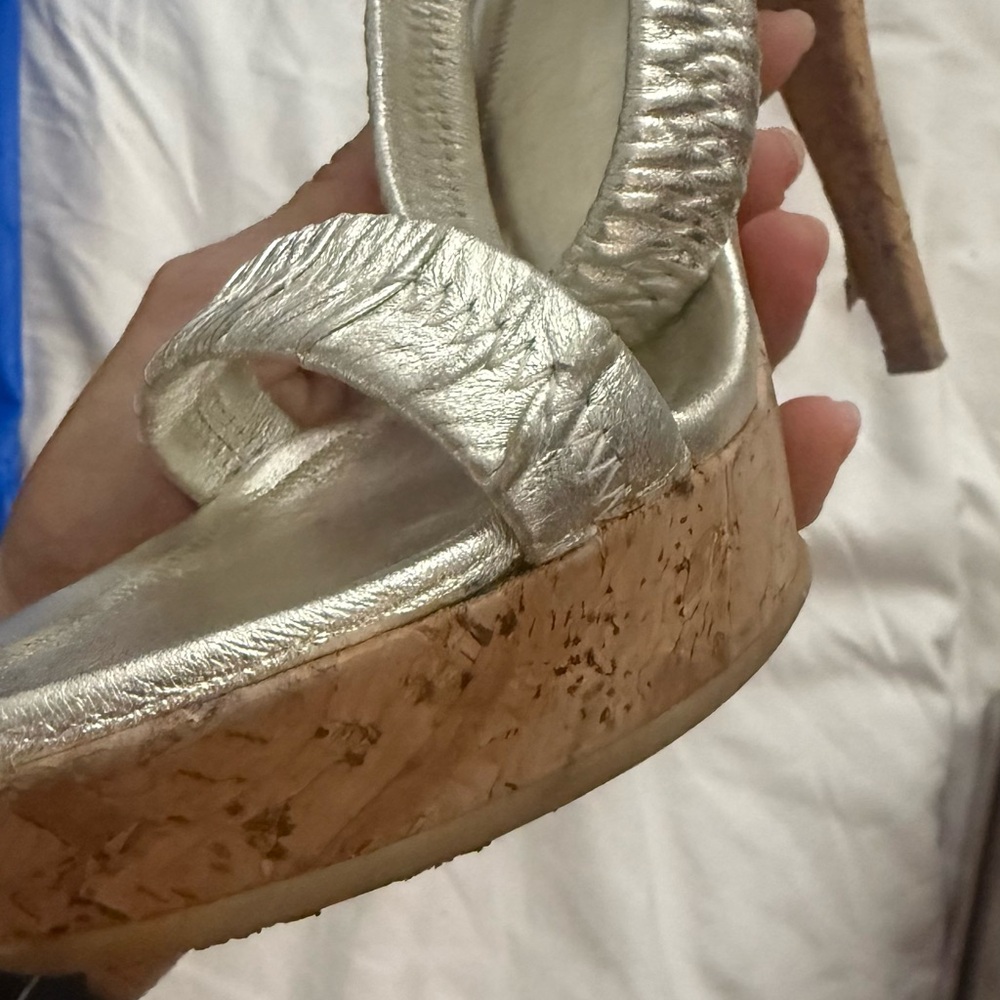 Gucci Brown Box with Gold Logo. They’re like new but cork got ruined in the box - Picture 14 of 16